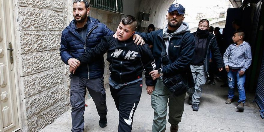 İşgalci İsrail polisi Kudüs'te Filistinli aileyi zorla evinden çıkardı