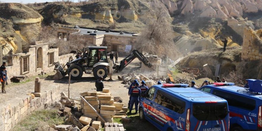 Peribacaları yakınındaki yapıların yıkımı sürüyor