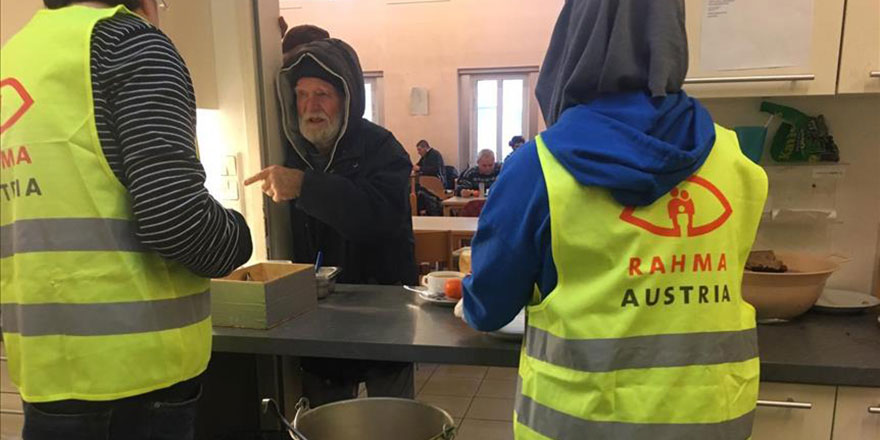 Avusturya’da Müslümanlardan evsizlere sıcak yemek