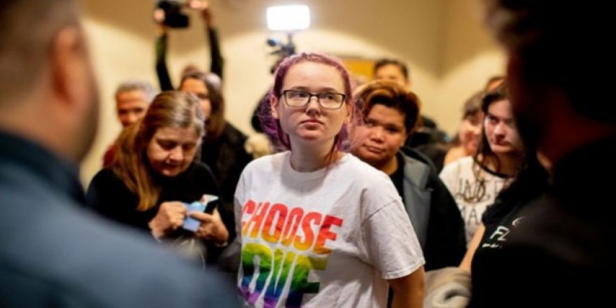 Afgan göçmenin sınır dışı edilmesini engellemeye çalışan aktiviste para cezası