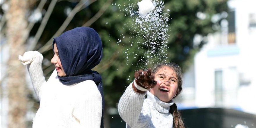 Antalya'da 18 derecede kar topu oynadılar