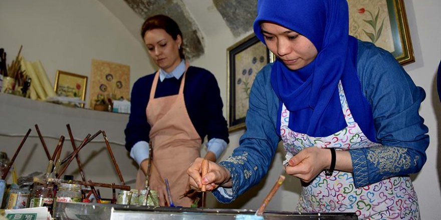 Yabancı öğrenciler 'ebru' öğreniyor
