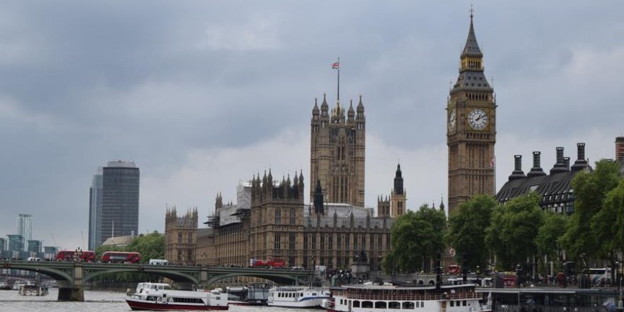 İngiltere'de iktidar partisinden 3 istifa