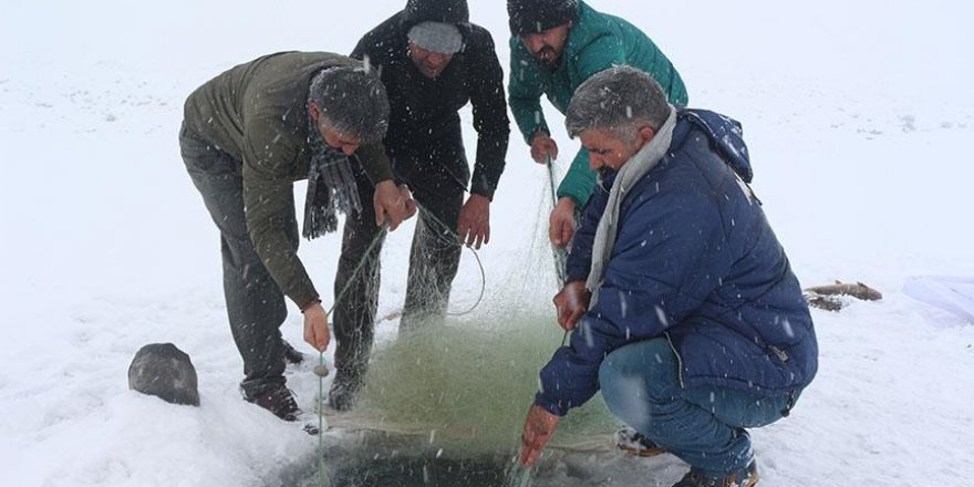 Buz tutan baraj balıkçılara ekmek kapısı oldu