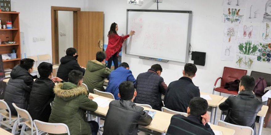 Van'da savaş mağduru çocuklara kucak açılıyor