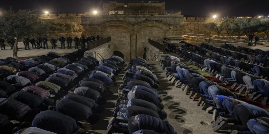 Filistinliler Aksa'yı işgal kuvvetlerinden koruyor