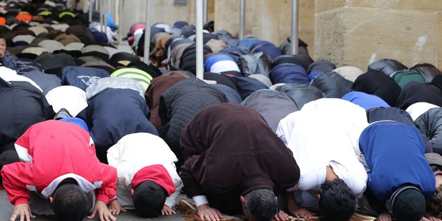 'Namazın yeri okul değil' diyen bakan tepkiler çığ gibi