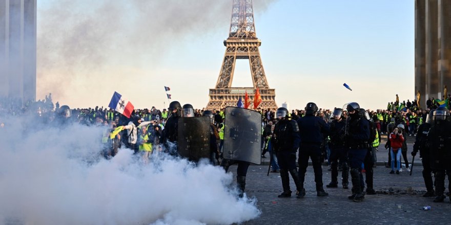 Sarı Yelekliler hükümetin çağrısına rağmen sokaklara döküldü