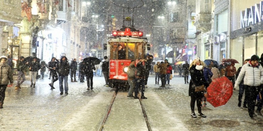 İstanbul'da kar yağışı sürüyor