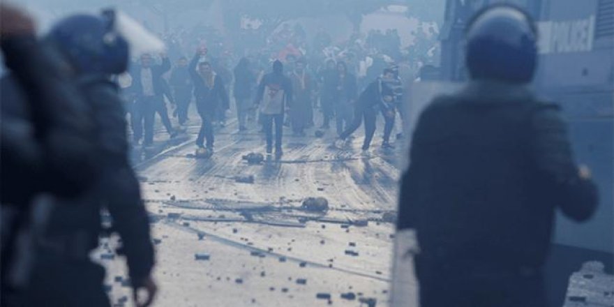 Cezayir'de Buteflika karşıtı protestoya müdahale