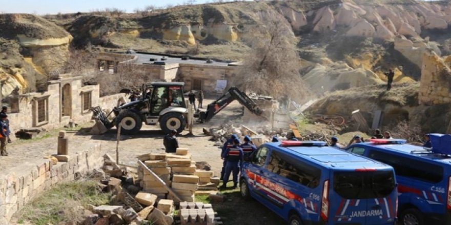 Tepki çeken yapıların yıkımı sürüyor