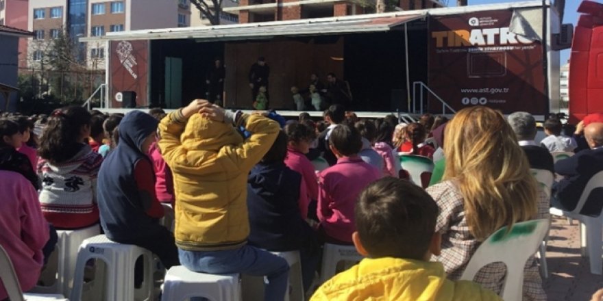 Tiyatro tırı 11 bin 535 öğrenciye ulaştı