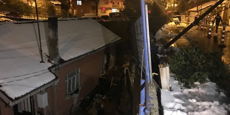 Sarıyer'de yol çökmesi üzerine 2 bina tahliye edildi
