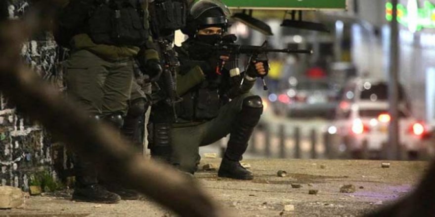 İşgalci İsrail 2 Filistinliyi alıkoydu