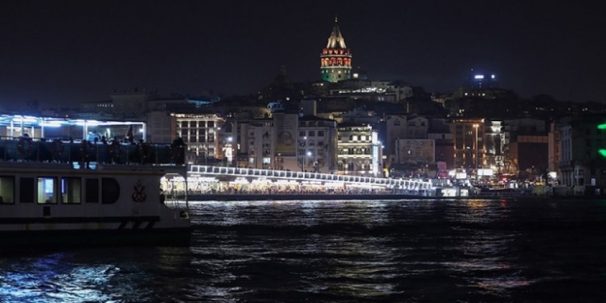 İstanbul'un sembolleri yeşile büründü