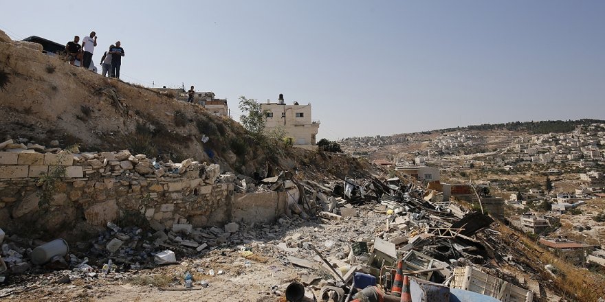 İsrail Kudüs'te bir Filistinliye evini kendi elleriyle yıktırdı