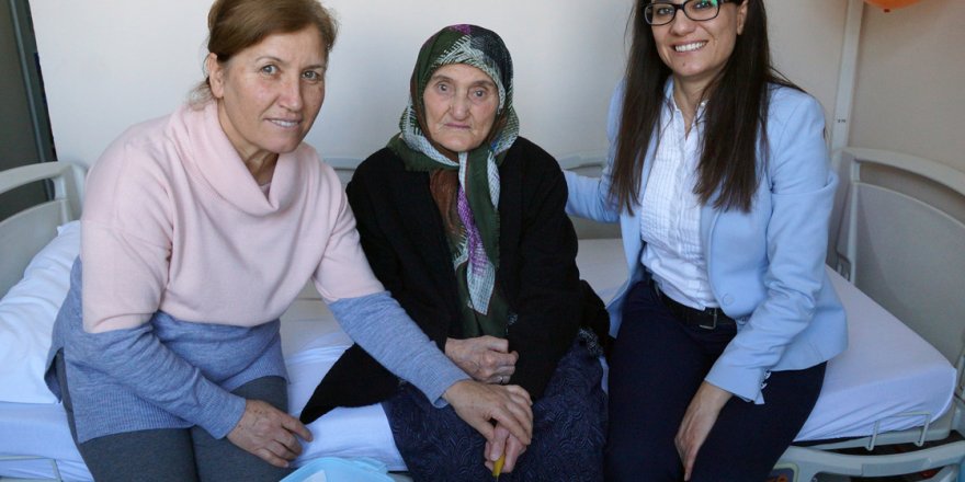 100'üncü yaş gününü hastanede kutladı