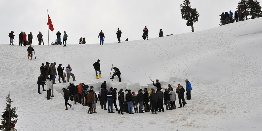 Bin 700 rakımlı dağdaki deliğe kar depoladılar