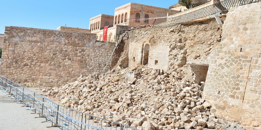 İstinat duvarı yıkılınca tarihi mescidin izi ortaya çıktı