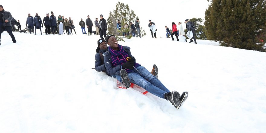 Afrikalı öğrencilerin kar sevinci