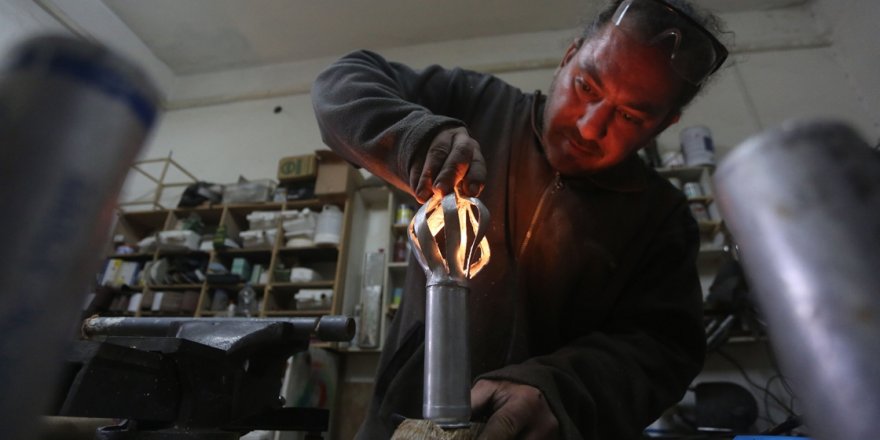 İsrail'in gaz bombaları Filistinli Hilu'nun elinde sanat eserine dönüşüyor