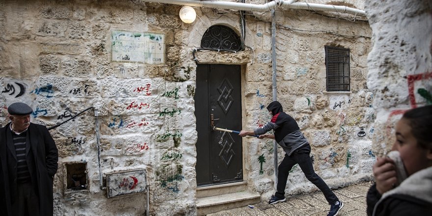 İşgalci Yahudiler Filistinli ailenin evine zorla el koydu