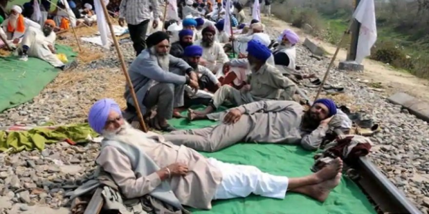 Hindistan'da çiftçilerden tren rayları üzerinde protesto