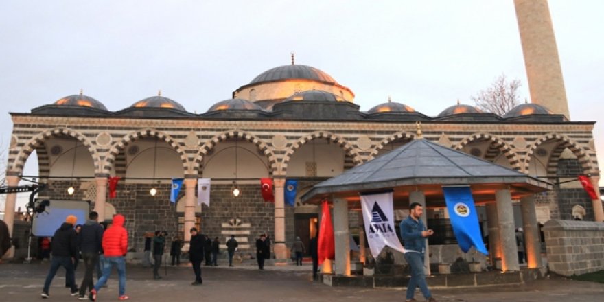 Sur'daki camiyi teröristler yıktı, devlet onardı