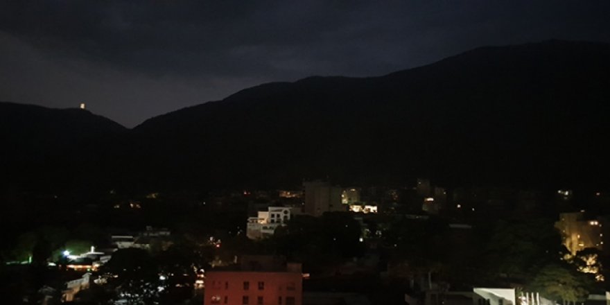 Venezuela karanlığa gömüldü