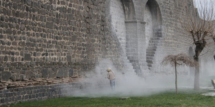 Diyarbakır surları duvar yazılarından arındırılıyor