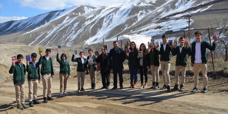 Ev ev dolaşıp kitap sevgisi aşılıyorlar