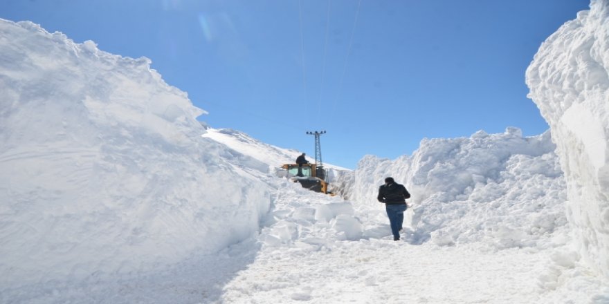 Yüksekova'da kar kalınlığı 5 metreyi buluyor