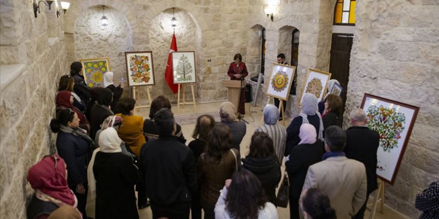 İşgal altındaki Doğu Kudüs'te cam üzerine resim sergisi