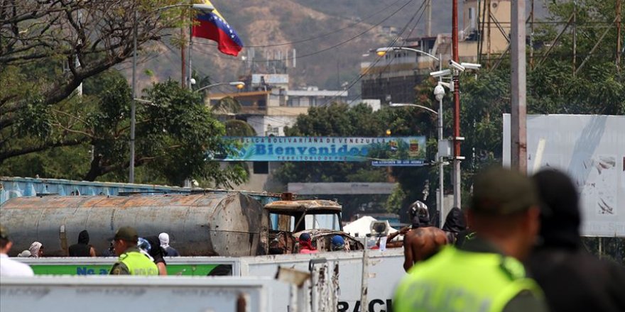 Venezuela'ya giden yardım kamyonlarını Maduro yaktırmamış