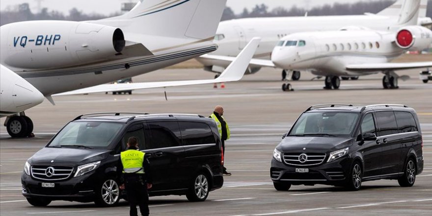Cezayir'in tartışmalı Cumhurbaşkanı ülkesine döndü