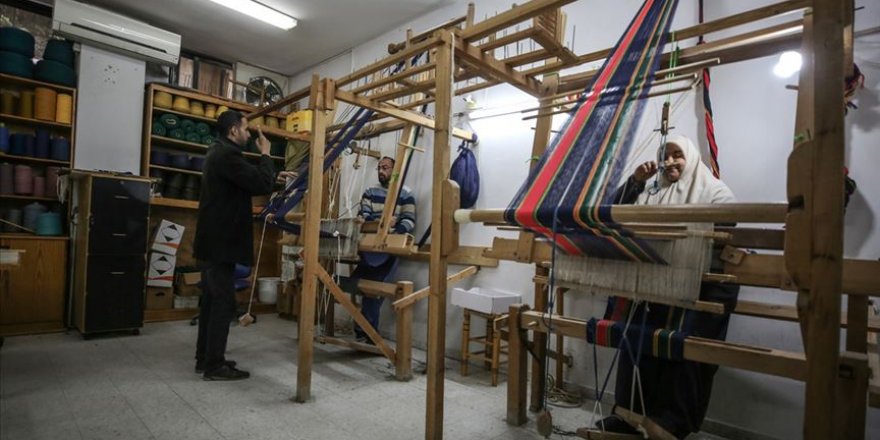 Gazze'de işitme engelliler dokuma tezgahlarının başına geçti