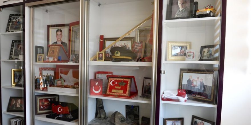 Şehit oğullarının hatırasını özel odada yaşatıyorlar