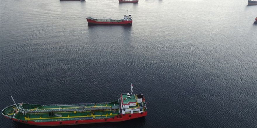 Denizi kirleten gemiler havadan görüntülendi