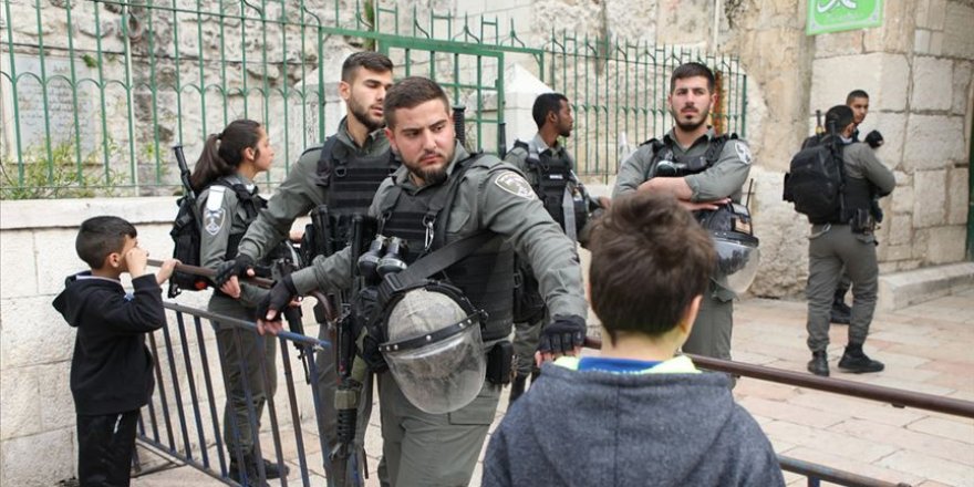 İşgalci İsrail polisi namaz kılanlara saldırdı