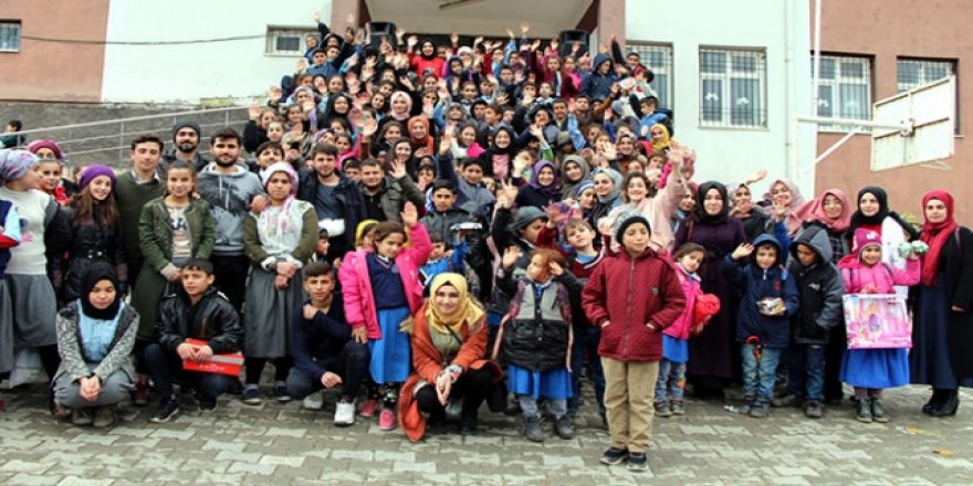 Köy okullarını gezen gençler çocukların hayallerini gerçekleştiriyor