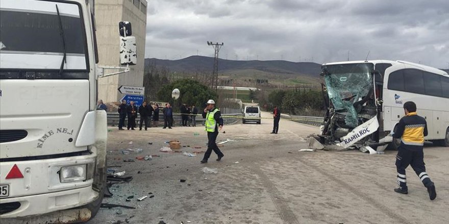 Amasya'da yolcu otobüsü ile kamyon çarpıştı: 15 yaralı