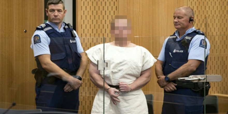 Yeni Zelanda'daki terörist mahkemede ırkçı sembol kullandı