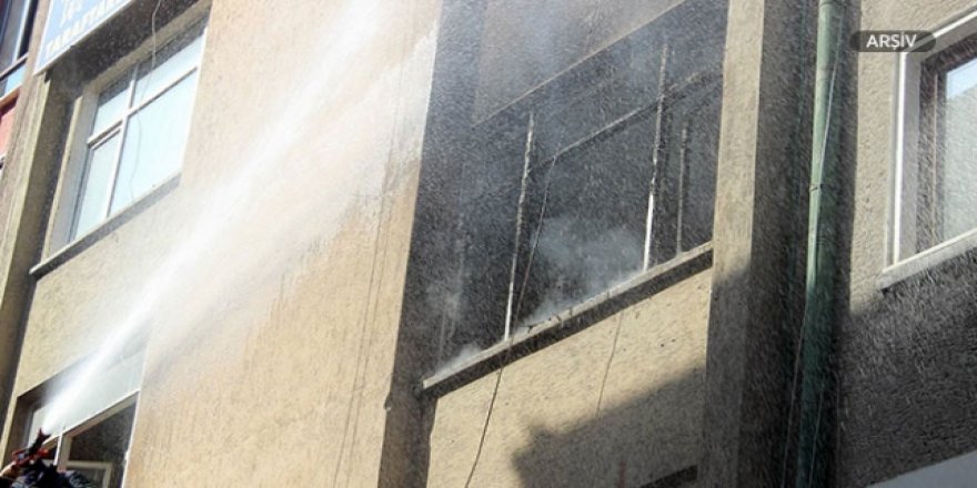 Bilecik'te çıkan yangında 2 ev kül oldu