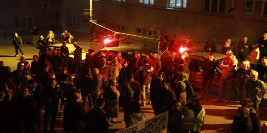 Sırbistan'da polis ile göstericiler arasında arbede