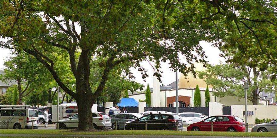 Teröriste silahsız karşı koyarak camidekilerin hayatını kurtardı