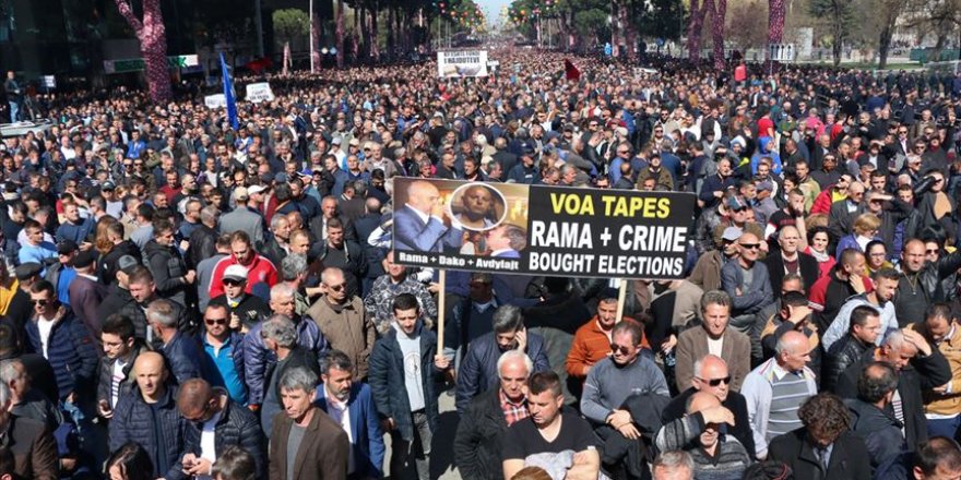 Tiran'da hükümet karşıtı protesto