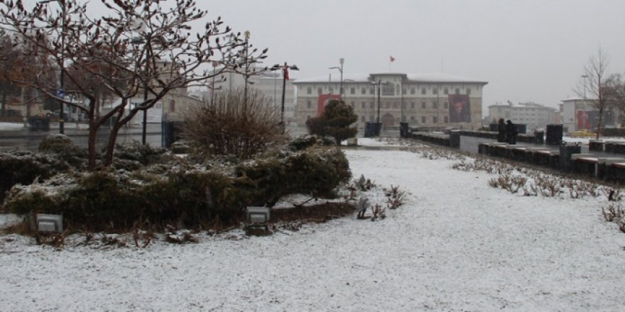 Sivas’ta Mart ayı sürprizi: Kar yağdırıldı
