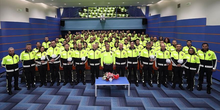 Trafik polisleri yeni kıyafetlerini giymeye başladı