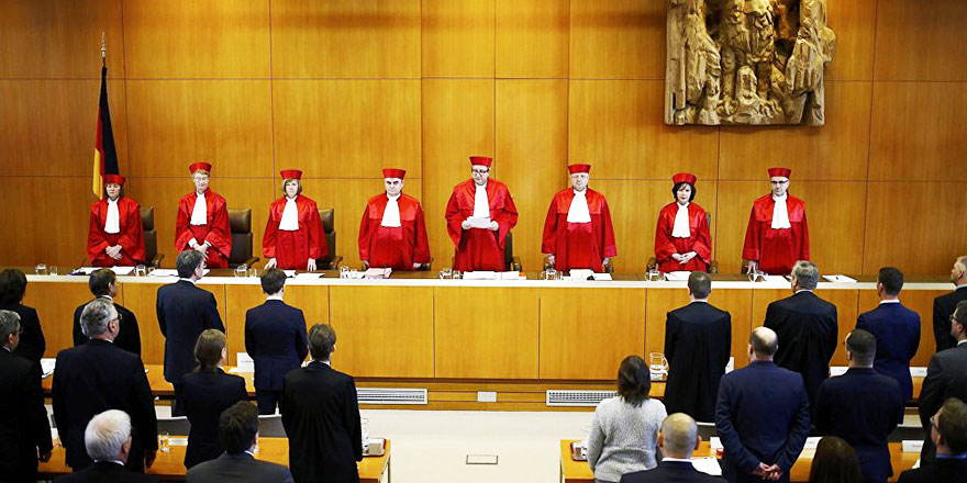 Alman Anayasa Mahkemesi: Başörtü olmaz haç başka mesele!