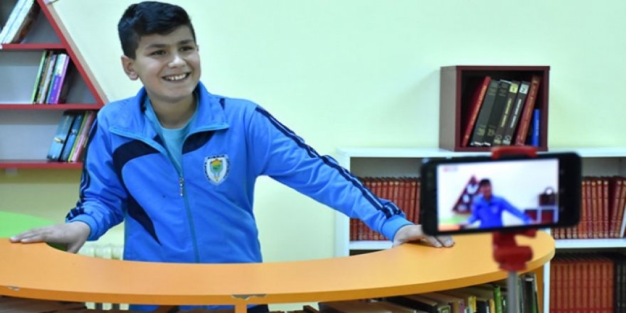 İngilizceyi kamera karşısında öğreniyorlar